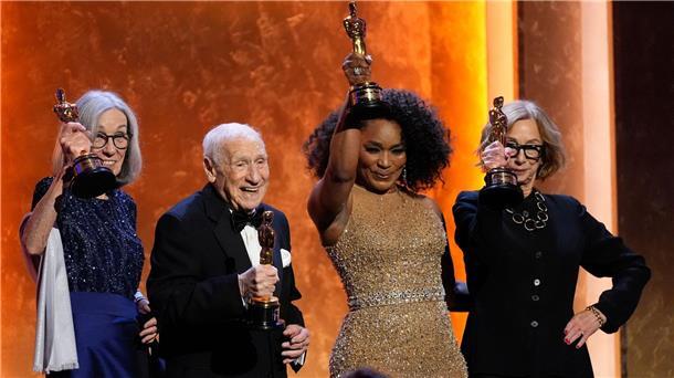 Star-Gala: Ehren-Oscars für Angela Bassett und Mel Brooks Carol Littleton (l-r), Mel Brooks, Angela Bassett und Michelle Satter präsentieren ihre Ehren-Oscars.