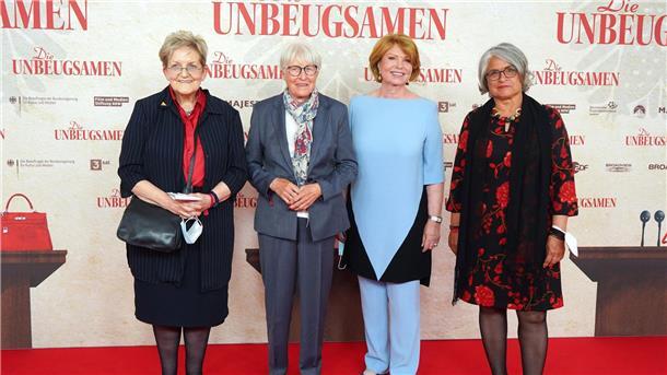 Carola von Braun (l-r, FDP), Helga Schuchardt (FDP), Sabine Gräfin von Nayhauß-Cormons, und Christa Nickels (Bündnis90/Die Grünen) bei der Premiere der Doku „Die Unbeugsamen“.
