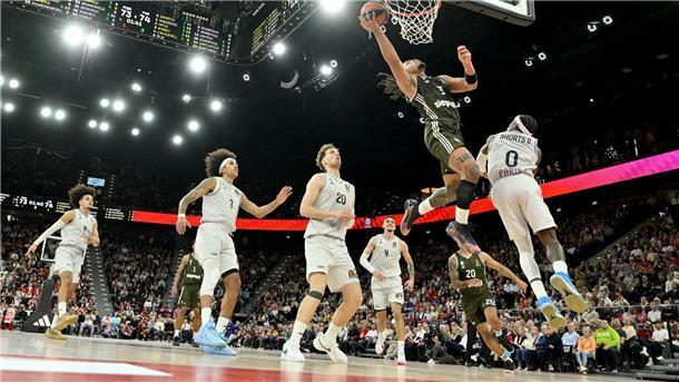 Bayern-Basketballer gewinnen Offensivspektakel gegen Paris Carsen Edwards glänzte gegen Paris mit 32 Punkten als Topscorer.