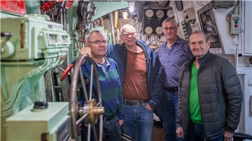 Carsten Claussen, Peter Bergmann und Wolfgang Treichel lernen von Chief Ralf Schaefer (von links).
