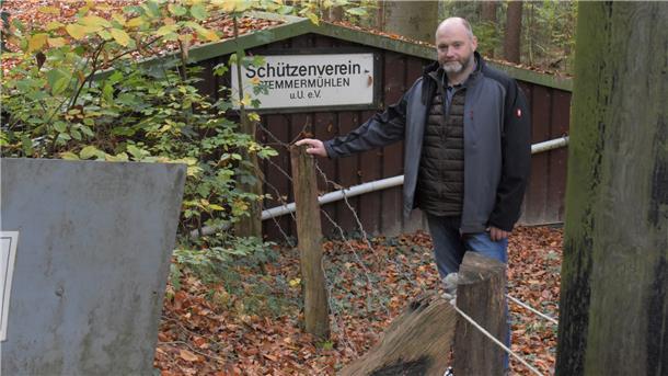 Der Schützenverein Stemmermühlen muss den Zaun um seinen Schießstand erneuern. Bis dahin dürfen Präsident Carsten Dammann und die rund 110 Mitglieder die Kleinkaliber-Anlage nicht mehr nutzen. 