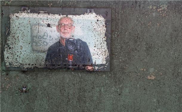 Carsten Karstensen präsentiert seine Ausstellung "Darüber wurde zu Hause nie gesprochen" derzeit im Ausstellungsraum der Volksbank in Zeven.