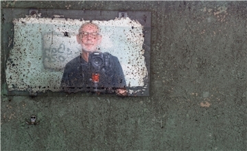 Carsten Karstensen präsentiert seine Ausstellung "Darüber wurde zu Hause nie gesprochen" derzeit im Ausstellungsraum der Volksbank in Zeven.
