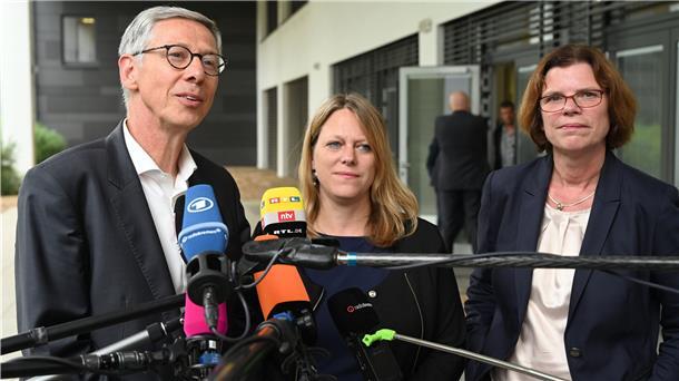Carsten Sieling (SPD), Maike Schaefer (Grüne), Kristina Vogt, (Linke) geben nach dem Auftakt der Koalitionsverhandlungen über ein rot-grün-rotes Regierungsbündnis ein gemeinsames Statement ab.