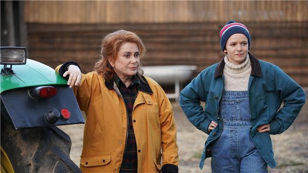 Catherine Deneuve (l) als Solange und Morgan Saylor als ihre Enkelin Charlie in einer Szene des Films „Funny Birds - Das Gelbe vom Ei“.