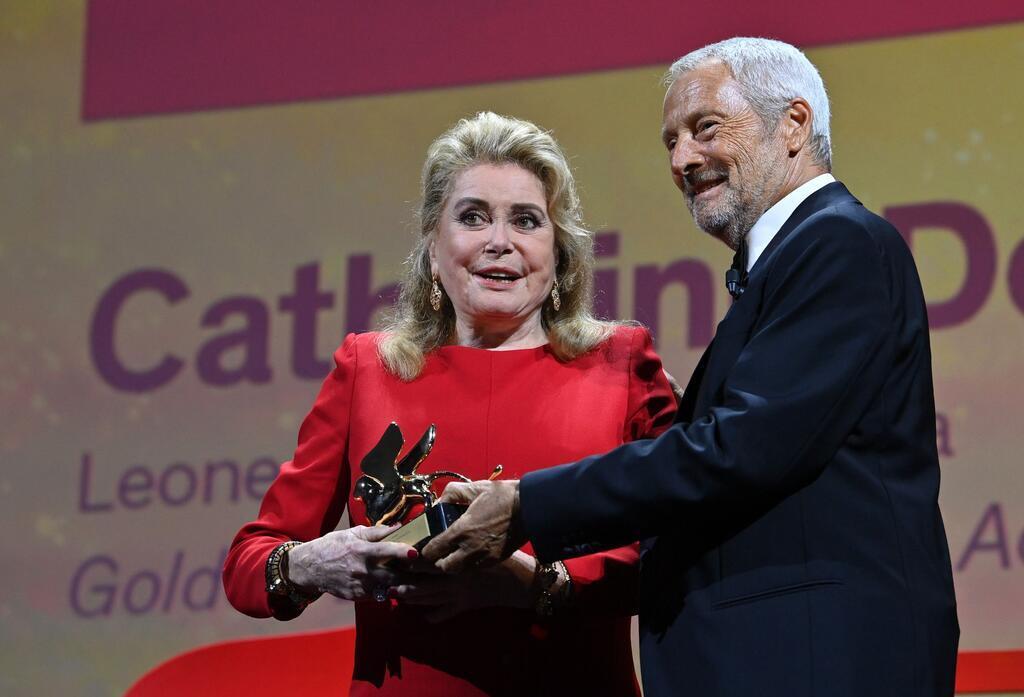 Catherine Deneuve wird 2022 in Venedig von Festivalpräsident Roberto Cicutto geehrt.