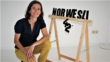 Catherine Ludwig mit ihrer Installation „Losers and Winners“ im Ernst-Wilke-Atelier am Alten Hafen.