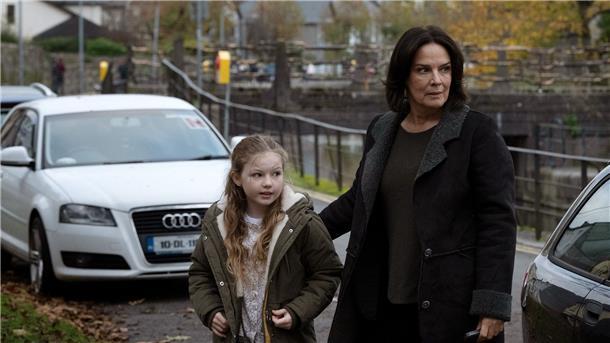 Cathrin Blake (Désirée Nosbusch, r) mit Maisie, der Tochter ihrer Patientin (Molly McCann), in einer Szene des Films  „Der Irland-Krimi: Familienbande“.