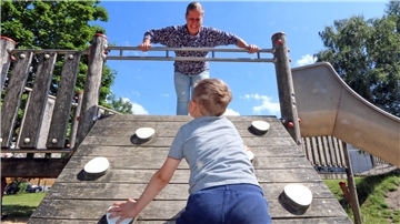 Catrin H. (44) mit ihrem sechsjaehrigen Sohn auf einem Spielplatz in Bremerhaven. Zum Spielplatz gehen ist fuer die Familie eine gute und vor allem kostenlose Freizeitaktivitaet, die den Kindern zudem grossen Spass macht.