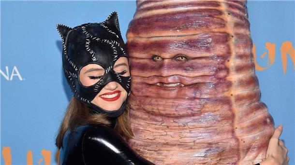 Halloween: Heidi Klum überrascht als Riesenwurm Catwoman und der Wurm: Heidi Klum wird von ihrer Tochter Leni umarmt.