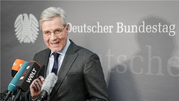Röttgen: Zögern bei Waffenlieferungen ein „Trauerspiel“ CDU-Außenminister Norbert Röttgen: Die bisherige Linie der Bundesregierung führe zu einem militärischen Patt mit großen Verlusten.