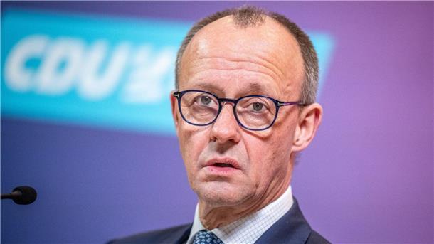 Merz wirft Ampel neuerliche Manipulation beim Wahlrecht vor CDU-Bundesvorsitzender Friedrich Merz spricht bei einem Pressestatement vor Beginn der CDU/CSU-Fraktionssitzung.