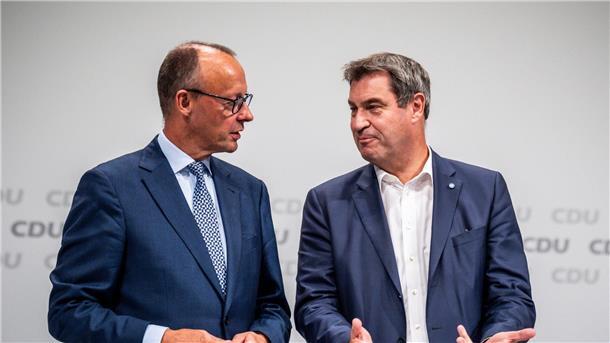 Union setzt im Europawahlkampf Fokus auf militärische Stärke CDU-Chef Friedrich Merz (l) und CSU-Chef Markus Söder plädieren für mehr Rüstungsgüter.