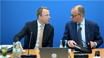CDU-Generalsekretär Mario Czaja (l) und der CDU-Bundesvorsitzende Friedrich Merz bei der Bundesvorstandssitzung. Gesprochen wird unter anderem über das Bürgergeld.