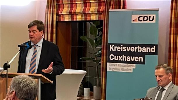 CDU-Kreisvorsitzender Enak Ferlemann spricht beim Kreisparteitag im Gasthof Büttelmann in Beverstedt.