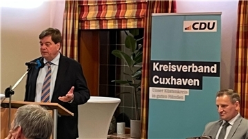 CDU-Kreisvorsitzender Enak Ferlemann spricht beim Kreisparteitag im Gasthof Büttelmann in Beverstedt.