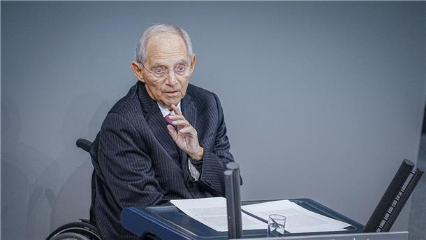 Schäuble regt grundlegende Staatsreform in Deutschland an CDU-Politiker Wolfgang Schäuble sieht in Deutschland eine Überregulierung an vielen Stellen.