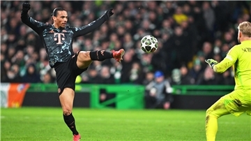 Celtic-Torwart Kasper Schmeichel (r) in Aktion heim Hinspiel gegen Bayerns Leroy Sané.