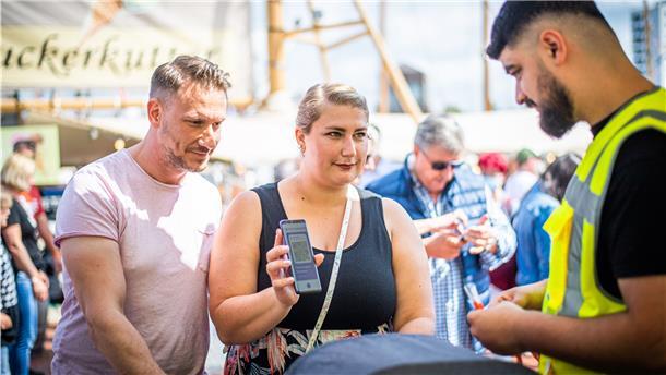 Maritime Tage: Wie gut funktioniert das Hygienekonzept? Chantal und Benjamin Kirschmann aus Dortmund zeigen ihren Impfpass vor, um Zugang zum Gelände zu erhalten.