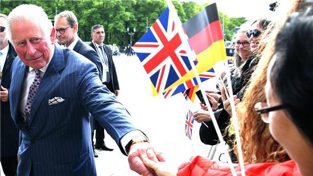 Charles in Deutschland: Wie man einem König begegnet Charles bei einem seiner vergangenen Besuche in Berlin als er mit Zuschauern vor dem Brandenburger Tor sprach.
