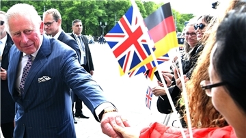 Charles bei einem seiner vergangenen Besuche in Berlin als er mit Zuschauern vor dem Brandenburger Tor sprach.