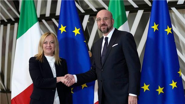 Charles Michel (r), Präsident des Europäischen Rates, begrüßt Giorgia Meloni.