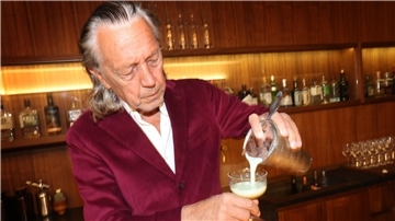 Charles Schumann mixt in seiner Bar in München „Swimming Pool“.