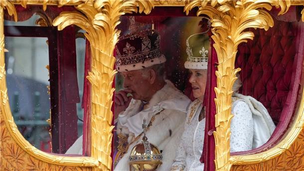 Lippenleser: Charles meckert über Unpünktlichkeit Charles und Camilla in der Goldenen Staatskutsche.