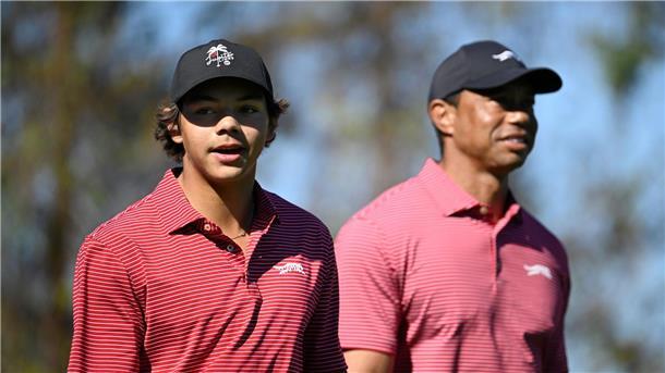 Team Langer bezwingt die Woods: Sieg beim Familien-Event Charlie Woods (l) und sein Vater Tiger Woods beim Turnier in Orlando.