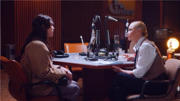 Charlotte Gainsbourg (l) als Elisabeth und Emmanuelle Beart als Vanda Dorval in einer Szene des Films „Passagiere der Nacht“.