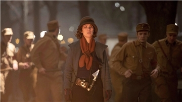 Charlotte Ritter (Liv Lisa Fries) in einer Szene der neuen Folgen von „Babylon Berlin“. Die vierte Staffel wird dieses Jahr wieder auf dem „Tatort“-Sendeplatz sonntagabends starten.