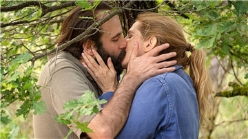 Charlotte (Sandrine Kiberlain) und Simon (Vincent Macaigne) haben eine Affäre.