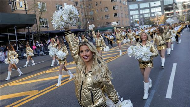Cheerleader der Marschkapelle der Universität von Missouri gehen während der Macy’s Thanksgiving Day Parade am Central Park South entlang.