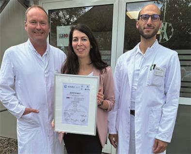 Chefarzt Dr. Lars Heide (links), Denise Schindler, am St. Bernhard-Hospital für das Qualitätsmanagement zuständig, und Mohammad Jamos freuen sich über die erfolgreiche Zertifizierung des Endo-Prothetik-Zentrums.