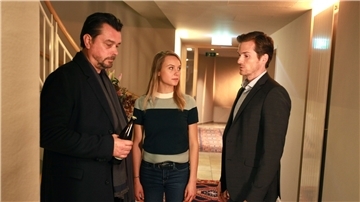 Chefinspektor Sascha Bergmann (Hary Prinz, l-r) und seine Kollegin Anni Sulmtaler (Anna Unterberger) interessieren sich auf unterschiedliche Weise für den smarten Finanzprüfer Markus Tauber (Michael Menzel).