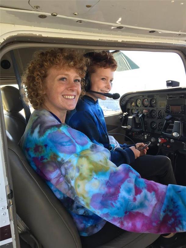 Chelsea und Colville im Flugzeugcockpit