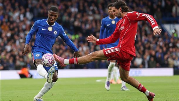 Chelseas Moises Caicedo (l) gegen Liverpools Dominik Szoboszlai.