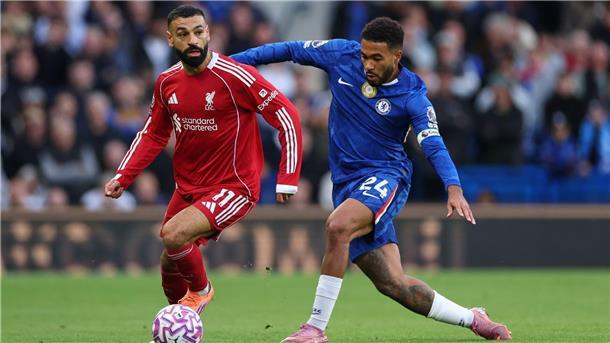 Chelseas Reece James (r) gegen Liverpools Mohamed Salah.