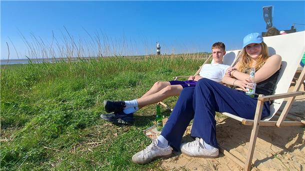 Chillen am Strandhus: Die Geschwister Luzie (18) und Oskar Poppe (20) aus Hamburg sind zu Besuch bei der Großmutter in Langen. Zeit für einen Abstecher nach Wremen. 