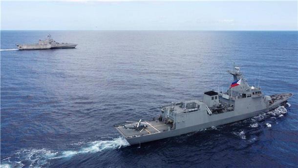 China wirft den USA vor, die „USS Gabrielle Giffords“ (l) habe sich ohne Genehmigung dem Ren’ai-Riff genähert.