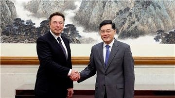 Chinas Außenminister Qin Gang (r) und Tech-Milliardär Elon Musk führten gemeinsame Gespräche.