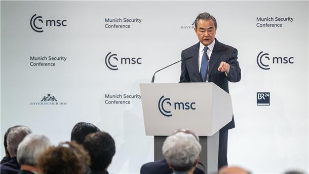China kündigt Friedensinitiative für Ukraine-Krieg an Chinas oberster Außenpolitiker Wang Yi kündigt auf der Münchner Sicherheitskonferenz eine Friedensinitiative für die Ukraine an.