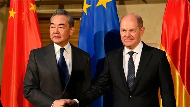 China will Zusammenarbeit mit Deutschland ausbauen Chinas oberster Außenpolitiker Wang Yi (l) und Bundeskanzler Olaf Scholz trafen sich am Rande der Münchner Sicherheitskonferenz.
