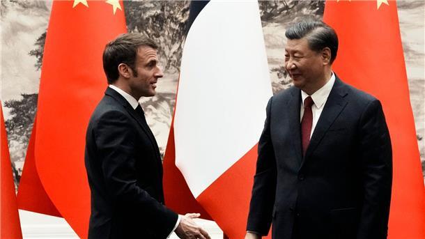 Macron und von der Leyen machen Druck auf China Chinas Präsident Xi Jinping (r.) und sein französischer Amtskollege Emmanuel Macron am Ende einer gemeinsamen Pressekonferenz.