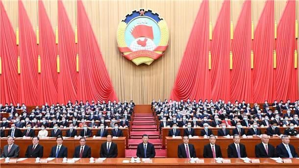 Xi Jinping zementiert Macht: Enge Vertraute in Regierung Chinas Staats- und Parteichef Xi Jinping (M) nimmt an der Abschlusssitzung teil.