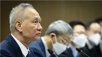 Chinas Vizepremier Liu He nimmt an einem  Treffen teil.