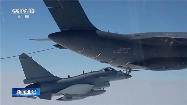 China hält dreitägige Militärübungen um Taiwan ab Chinesische Kampfjets bei einem Luftbetankungsmanöver an einem nicht näher bezeichneten Ort.