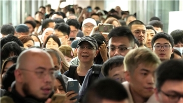 Chinesische Touristen kommen am Flughafen Suvarnabhumi International Airport in der thailändischen Provinz Samut Prakarn an.