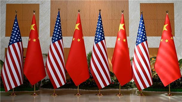 Begrüßung mit Handschlag: Biden und Xi treffen sich auf Bali Chinesische und US-amerikanische Flaggen stehen in einem Raum.