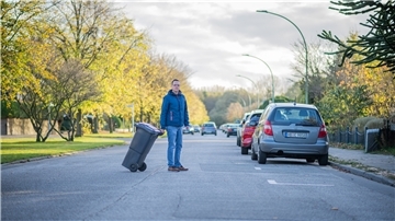 Chris Zimbalski aus Speckenbüttel ärgert sich über die Regelung der Müllentsorgung in seiner Straße. Foto: Hartmann